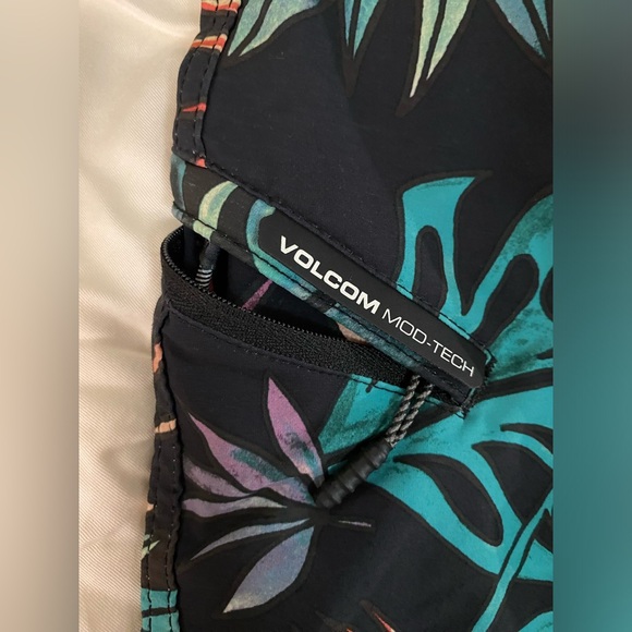 Volcom Mod-Tech Board Shorts - Picture 4 of 5